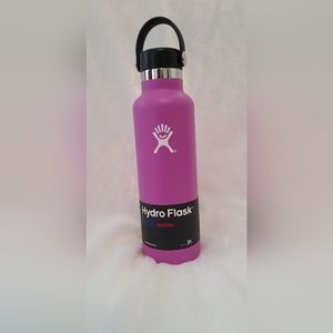 New with Tag  Hydro flask 21oz standard  mouth with cap.